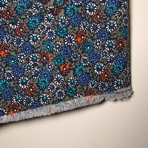 Levis Floral Festival Cutt off Shorts Multi Color - Picture 3 of 7